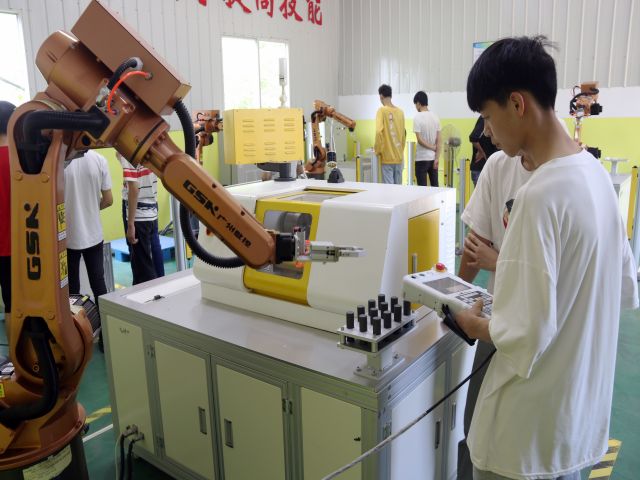 机器人操作.jpg